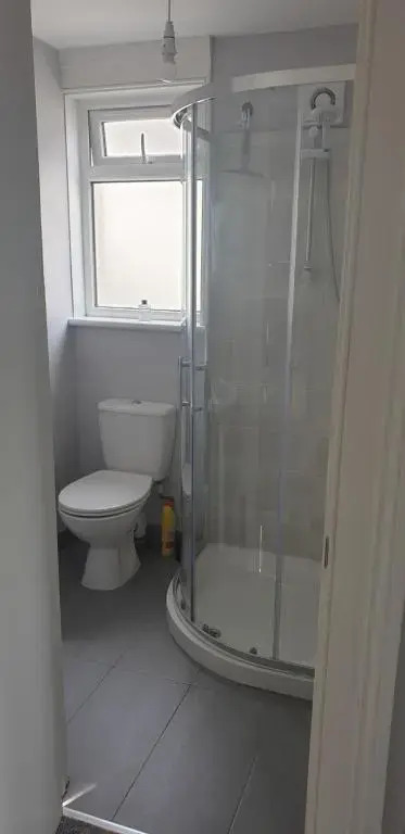 Modern 2 bed apartment with parking