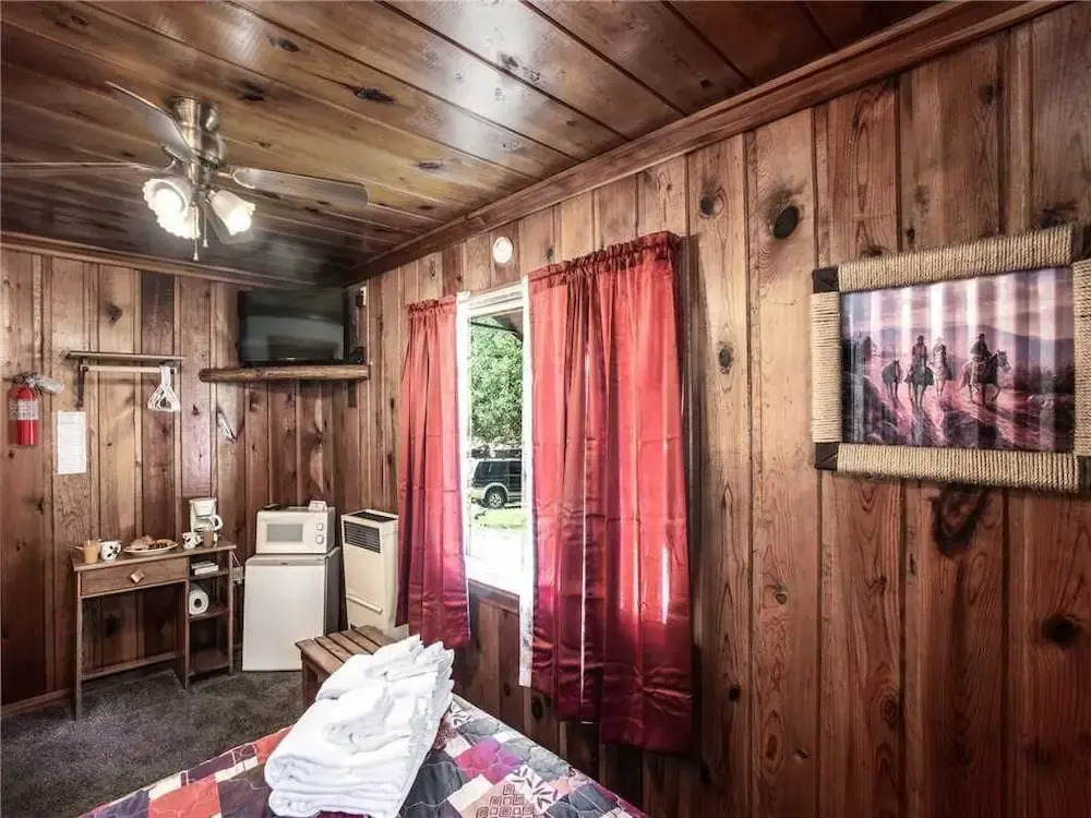 Apache Village Cabinette 11, Queen Bed, Midtown, Sleeps 2
