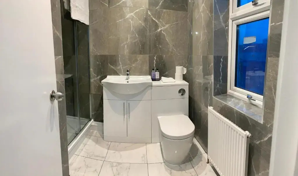 Beautiful 4 ensuite Bedroom House, Free wifi, parking, Family, Corporate, Contractors