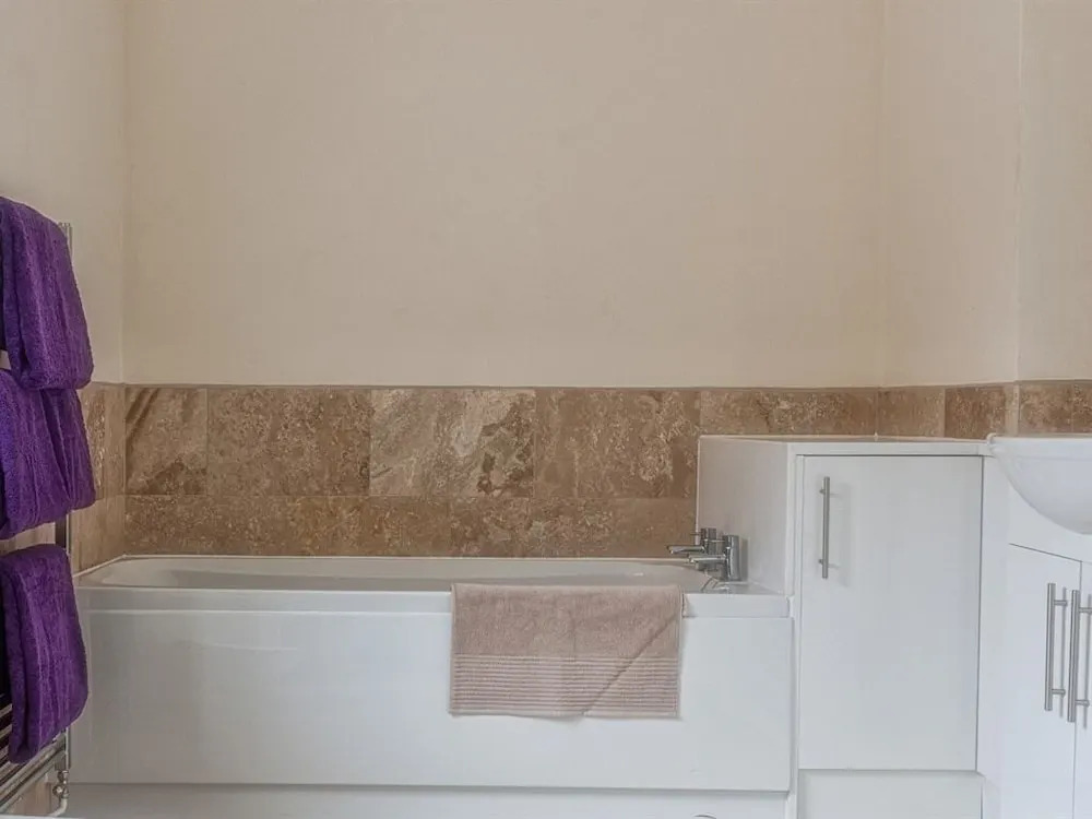 Town Centre Apartment Perfect Location with on-street parking