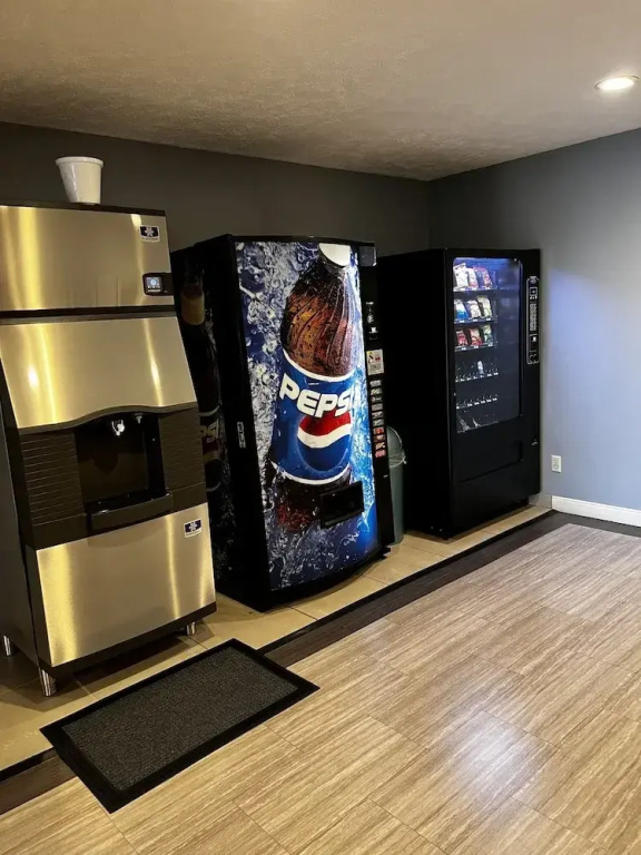 Sky Lodge Inn & Suites - Delavan