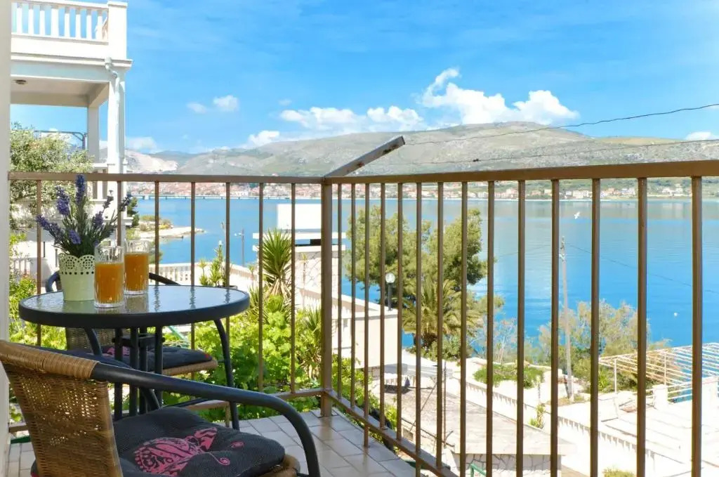 Apartment with a sea view terrace, Čiovo near Trogir