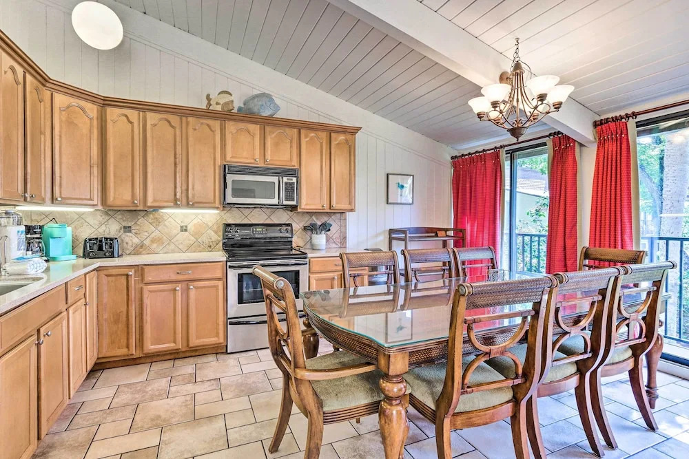 Vintage Hilton Head Island Condo: Steps to Beach!