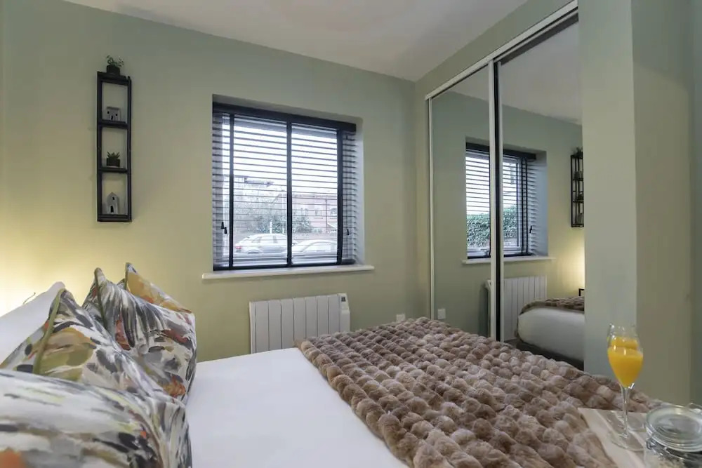 Elliot Oliver - Deluxe Two Bedroom Apartment With Parking & EV Charger