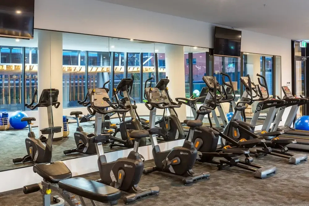Luxe Beachfront 2-bed With Gym, Pool & Views