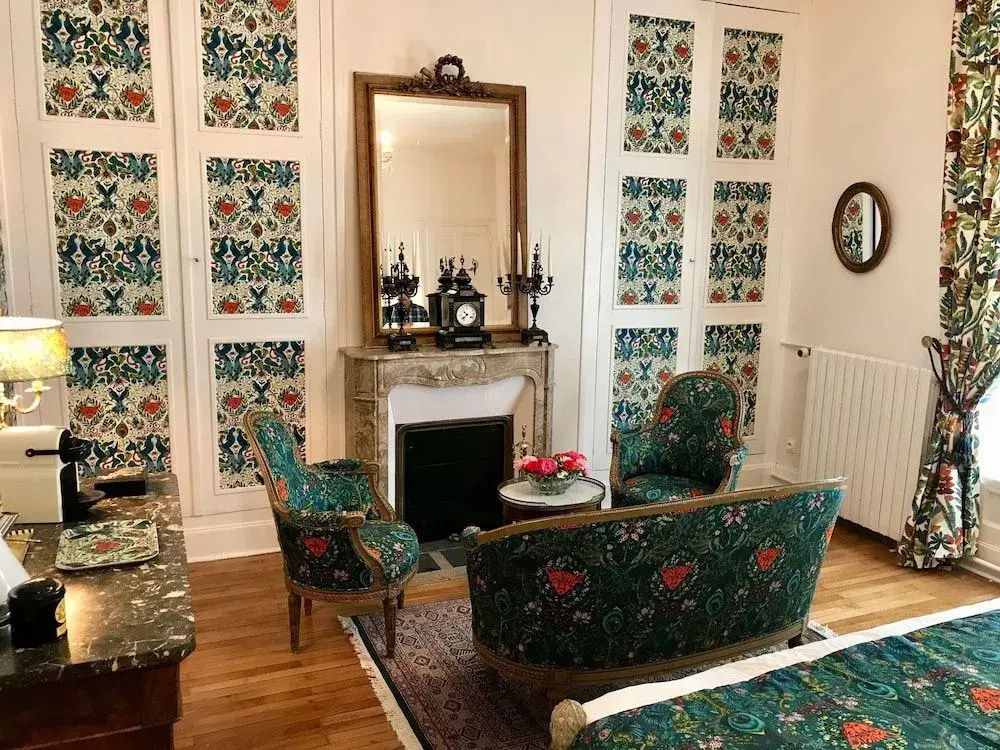 LA MAISON LEONARD
