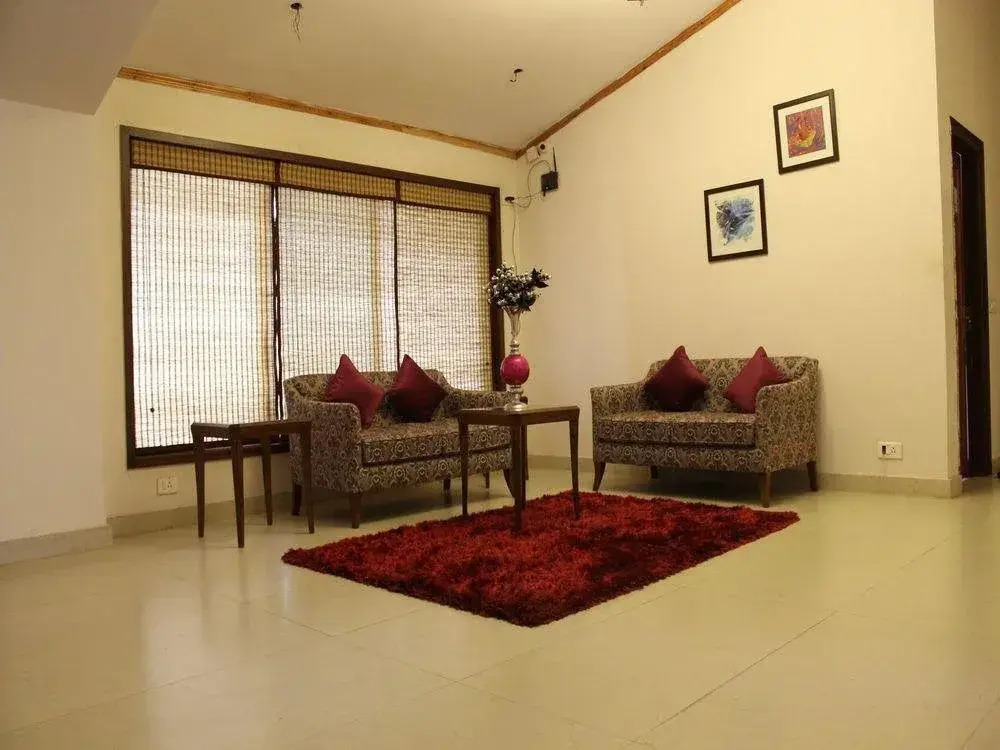 Hotel UNA Comfort Misty Oak By OYO Rooms