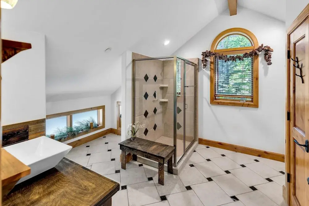 Majestic Lodge Retreat Amenities & Views