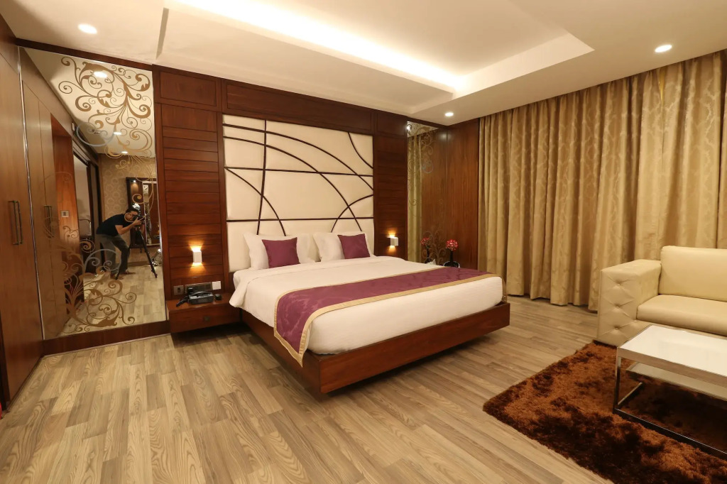 M Crown Hotel