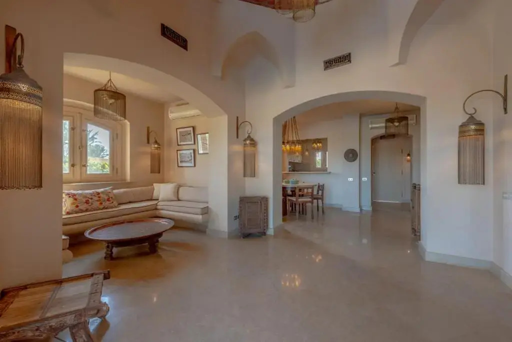 Chic 3BR Villa West Golf with Pool, Lagoon View & Guest House