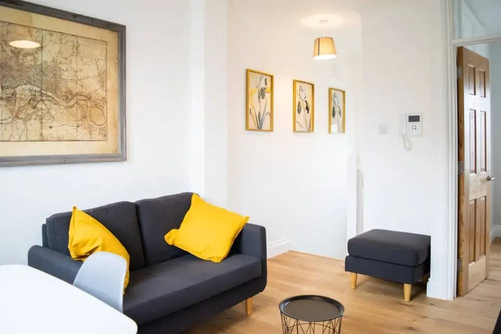 Modern 1 Bedroom Top Floor Flat in West London