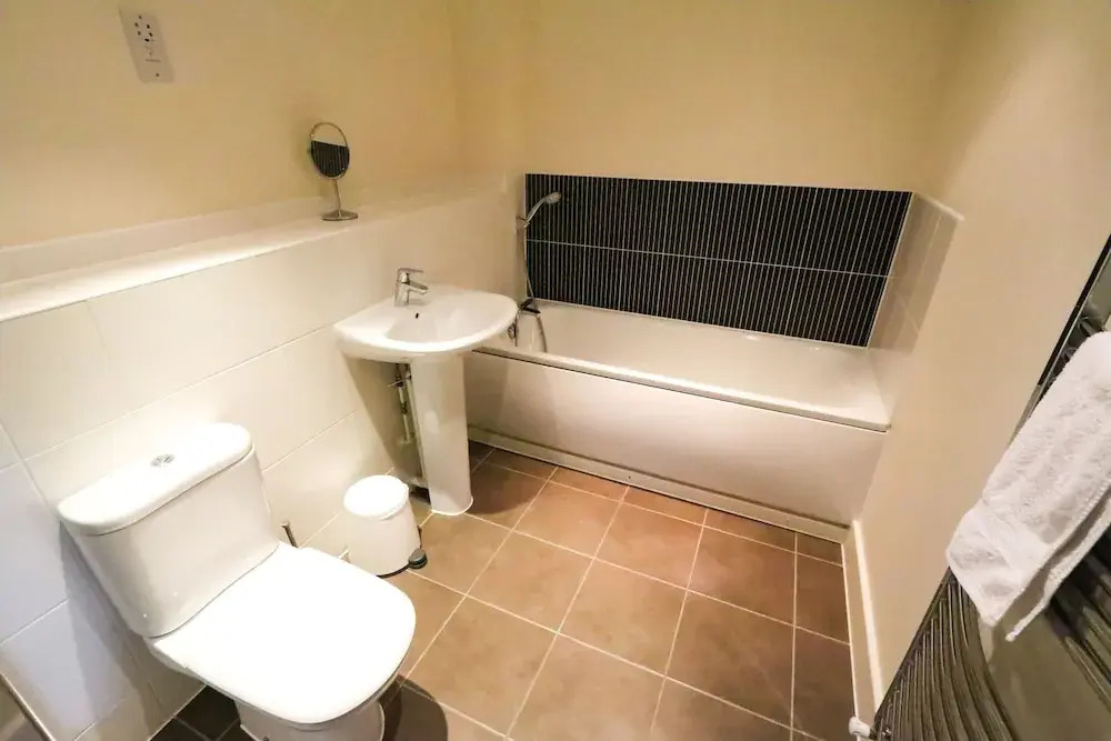 Mordern Top Floor Apartment with Free Parking