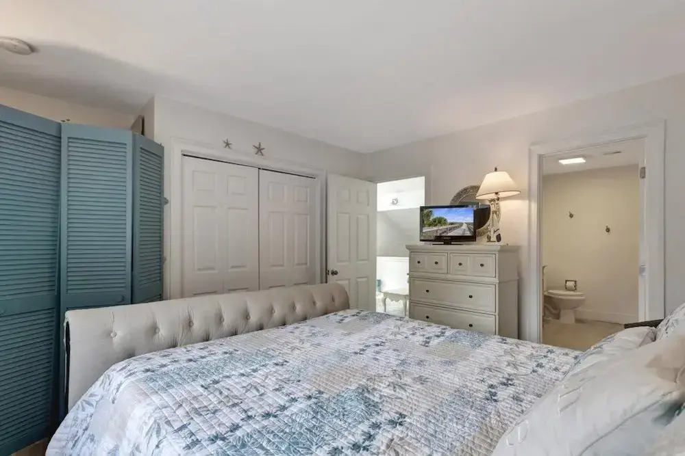 Pd Turnberry Village 2 Bedroom Condo by RedAwning