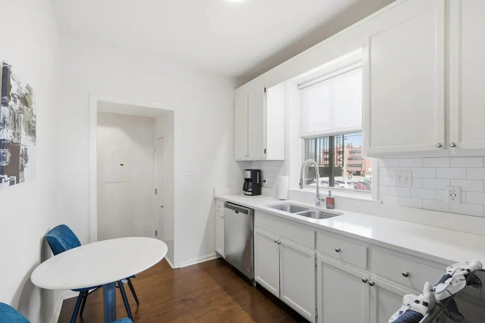 Central 3BR Apt Minutes to Downtown Parking