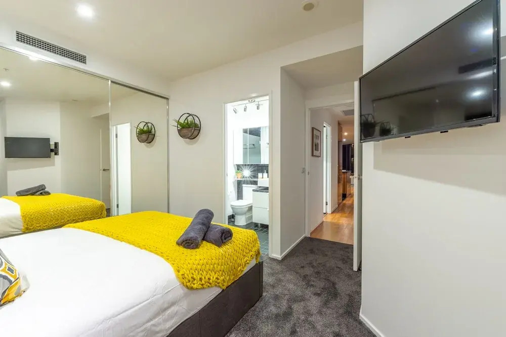 Luxury 3 Bed 2 Bath City Views
