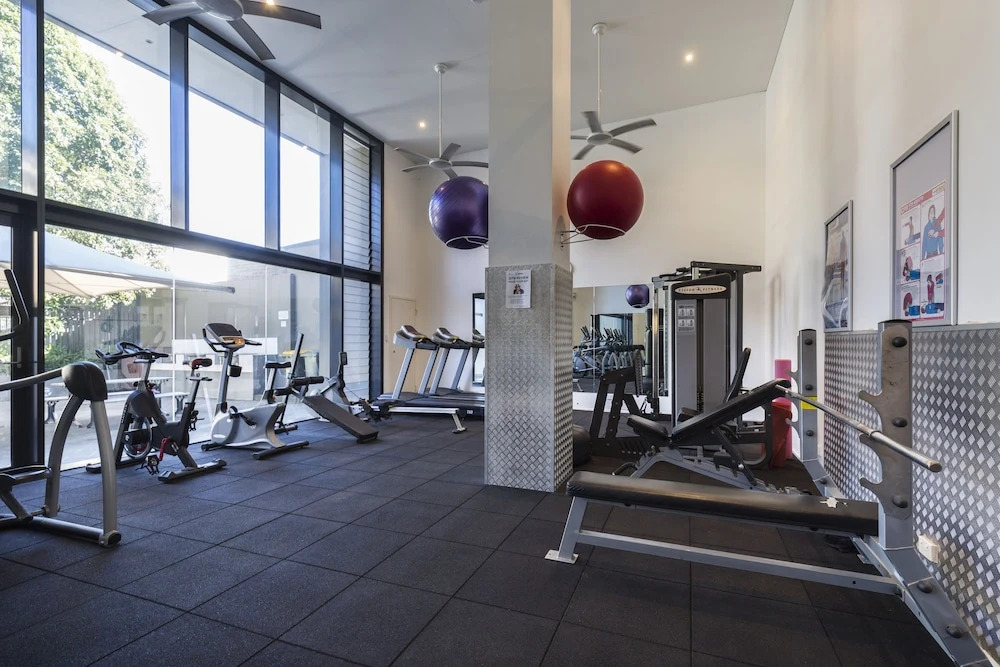 Spacious 1 Bedroom Apt Close To Green Square & Pool