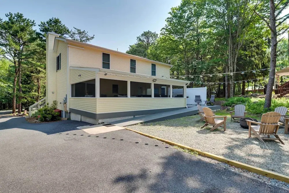 Blakeslee Home w/ Private Hot Tub, 5 Mi to Skiing