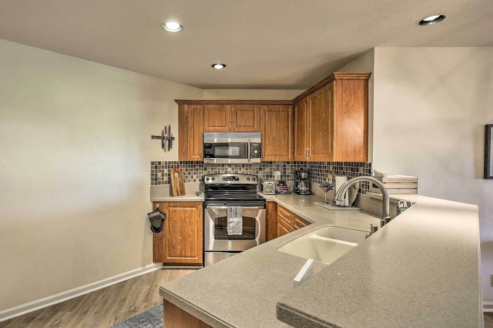 St Pete Condo w/ Heated Pool - 3 Miles to Beach!