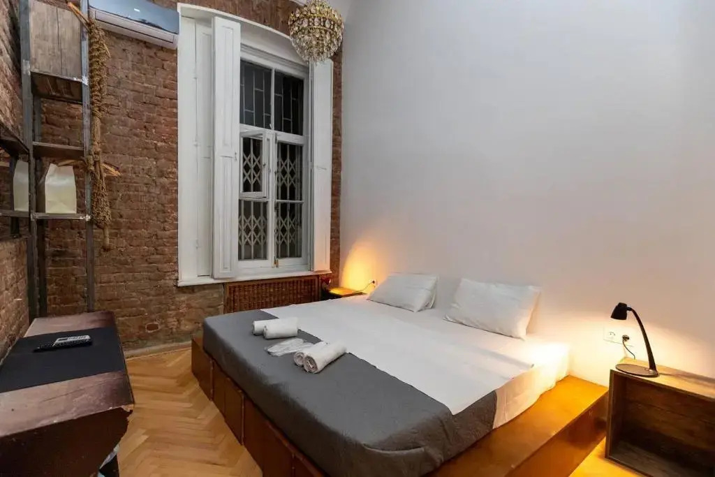 Wehost apartment with Fireplace