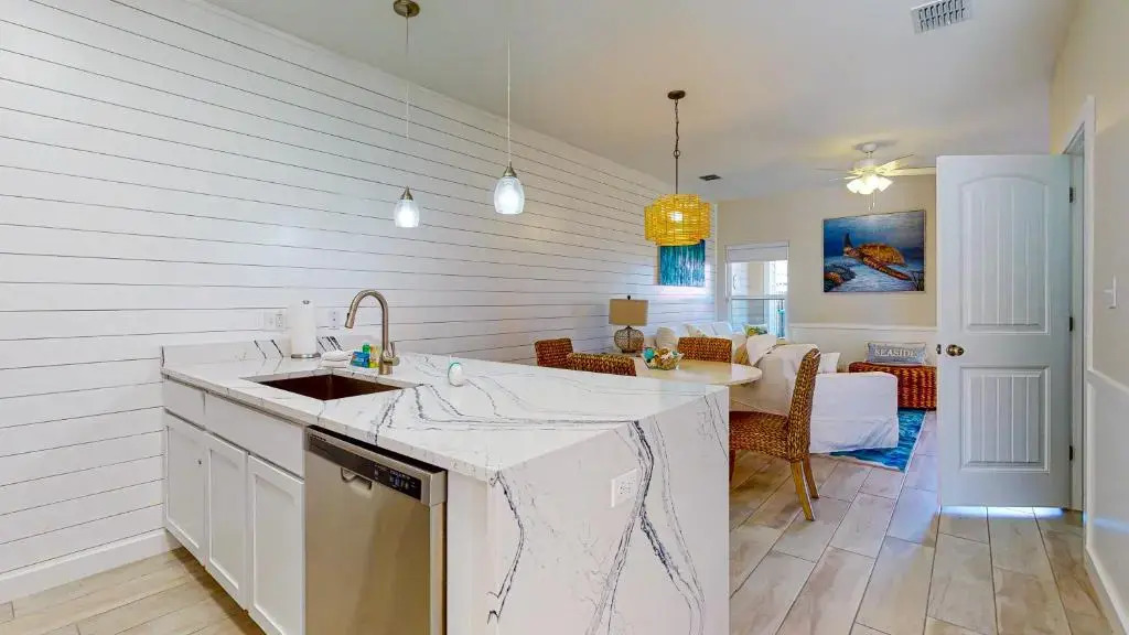 BC102 Beautifully Decorated Townhome, Heated Shared Pool, 1 Minute to Beach