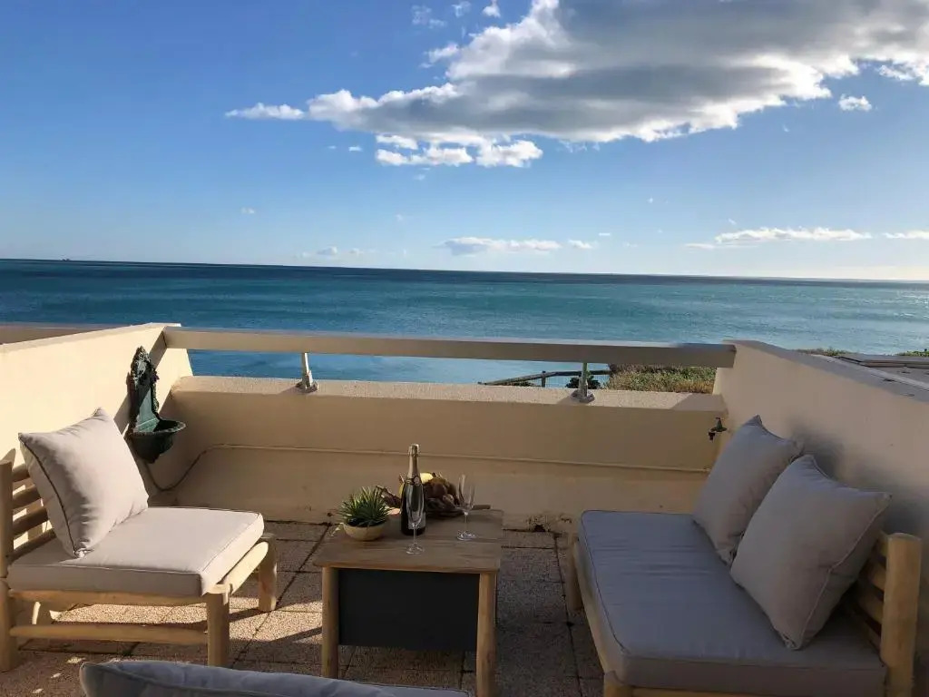 Nouvelle annonce : Appartement rénové de 66m2 pleine vue mer!