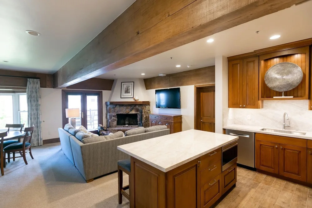 Luxury Four Bedroom Suite with Three Hot Tubs
