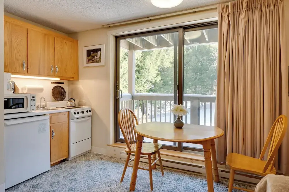 Close to Smuggs Lifts! Cozy Mountain-view Condo