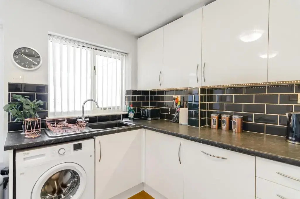 Nursery Rest is perfect for a Quiet Family Holiday with Garden, Netflix & Self Check-In, Fully Equiped Kitchen and Free Parking by Ginger and Gold