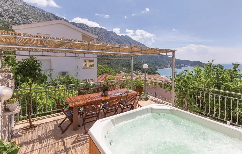 Amazing Home in Podgora with Hot Tub, WiFi & 4 Bedrooms