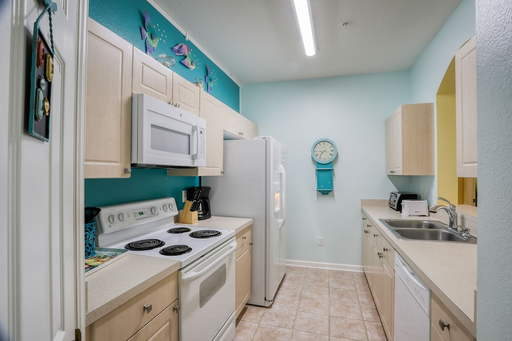 Resort Condo Near Disney With Pool, hot Tub, Tennis, Central AC, & Washer/dryer