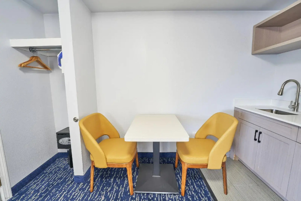 All Seasons Inn & Suites
