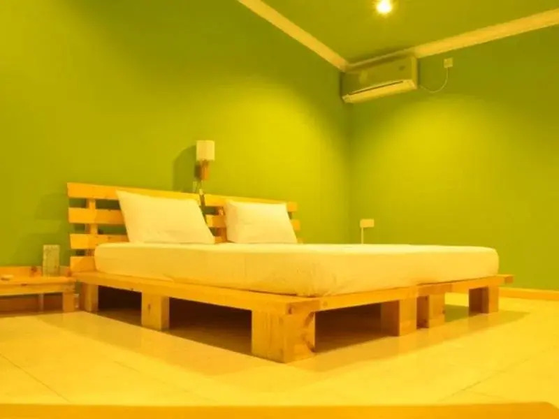 Yellow Rehendhi Inn