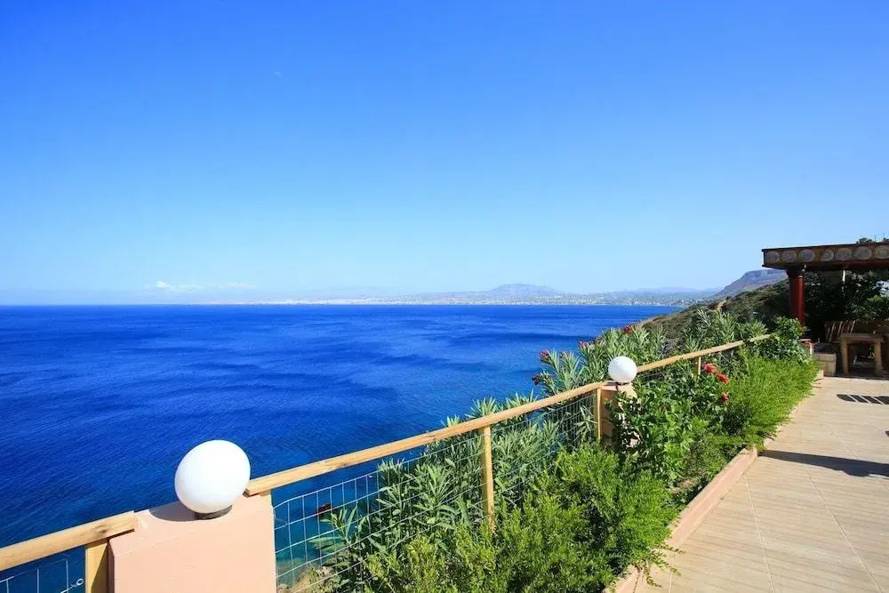 Villa Diktynna Embrace the Endless Blue