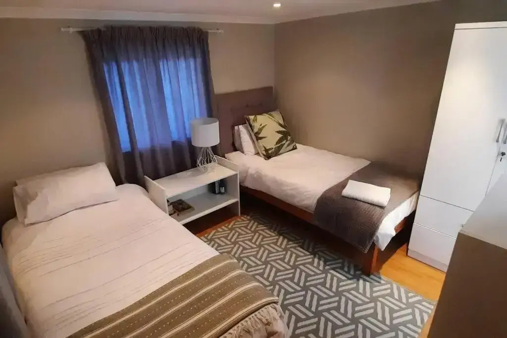30 On Uitvlugt - Peaceful leafy garden flat with sunny lounge