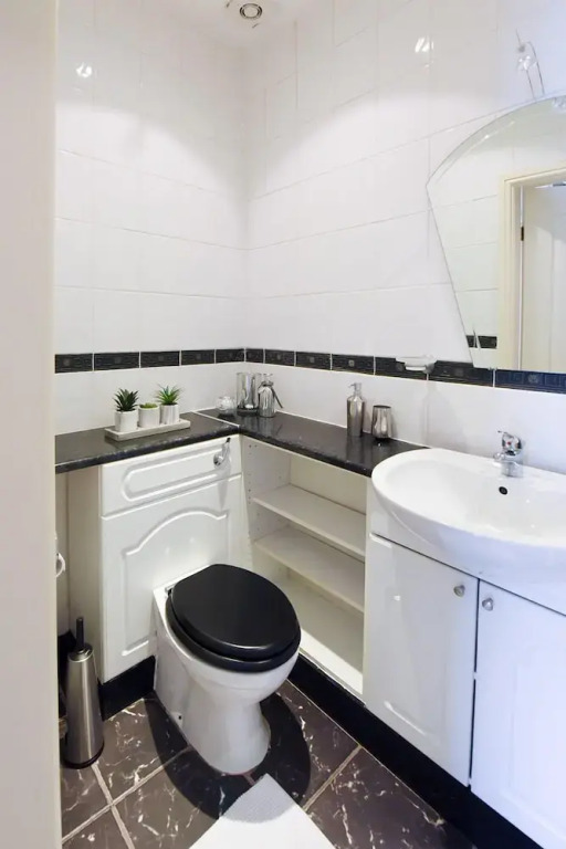 "Honeysuckle House Chester" by Greenstay Serviced Accommodation - Large 3 Bed House, Sleeps 6, Perfect For Contractors, Business Travellers, Families & Groups