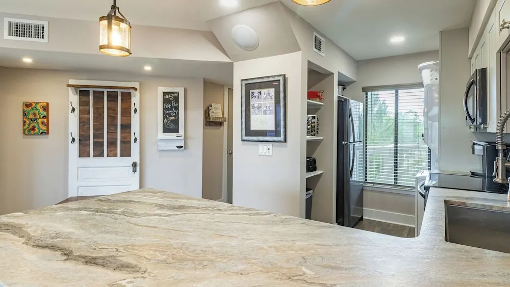 Steps to the Beach, Pool + Hot Tub Renovated Retreat Sea Haven by Avantstay