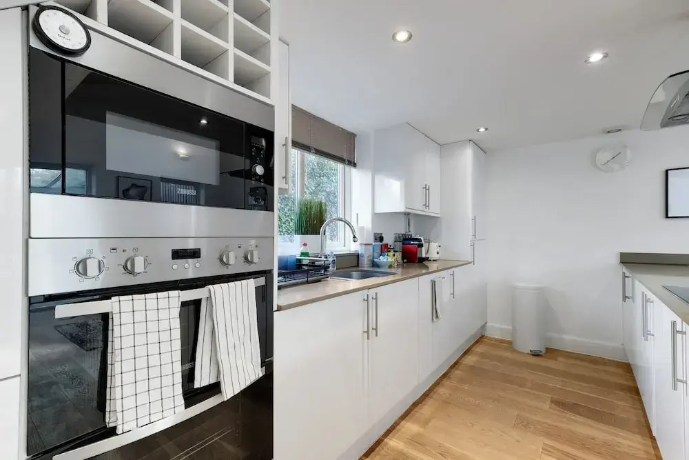 Quirky 3 Bdr 2 Bath Cottage with Parking