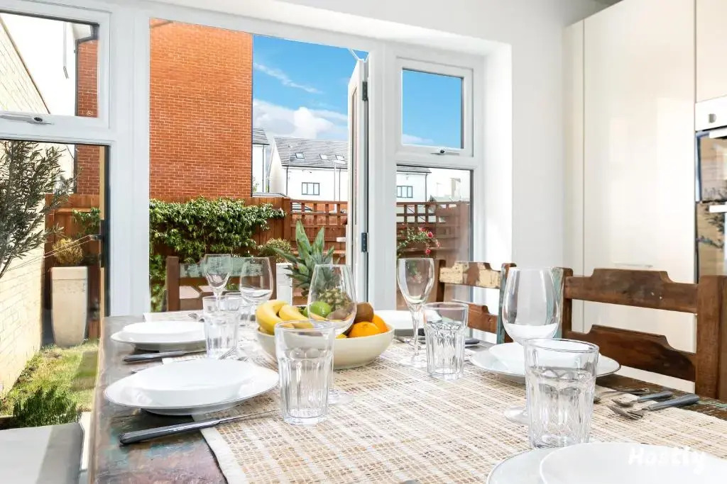 Elephant Court - Comfortable, spacious house with parking