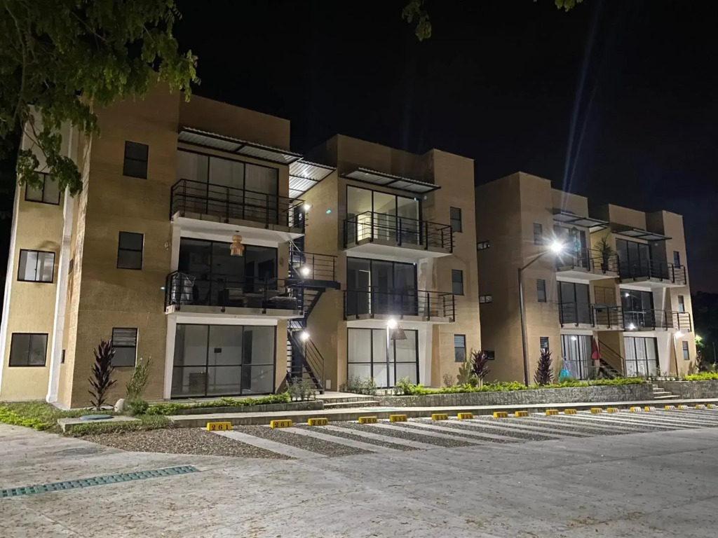 Apartamento NUEVO en el Eje Cafetero-Aire acondicionado, piscinas, BBQ