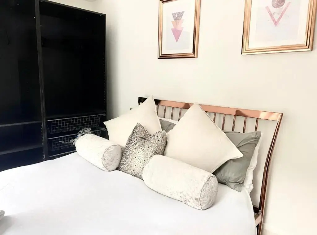 Central London 2 Bed Old Street Station Sleeps 4 to 5 Close to all attractions