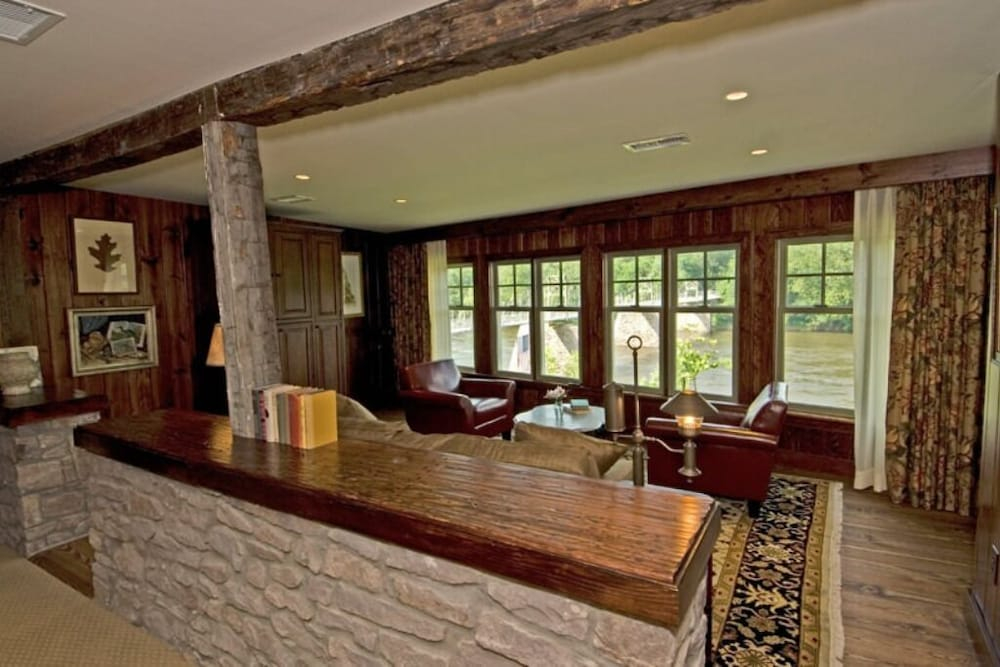 Black Bass Hotel