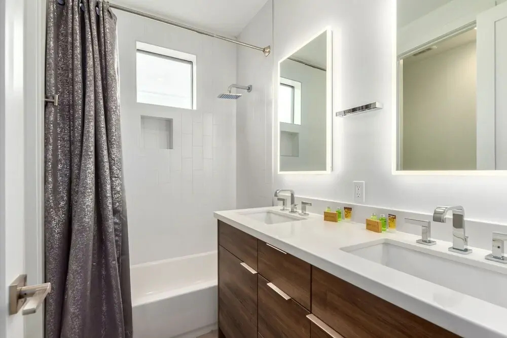 33rd Modern Phoenix 4 Bedroom Home by Redawning