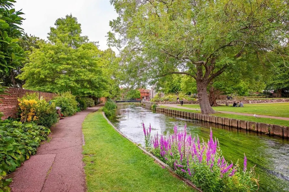 Tranquil Elm Lodge Escape in Canterbury
