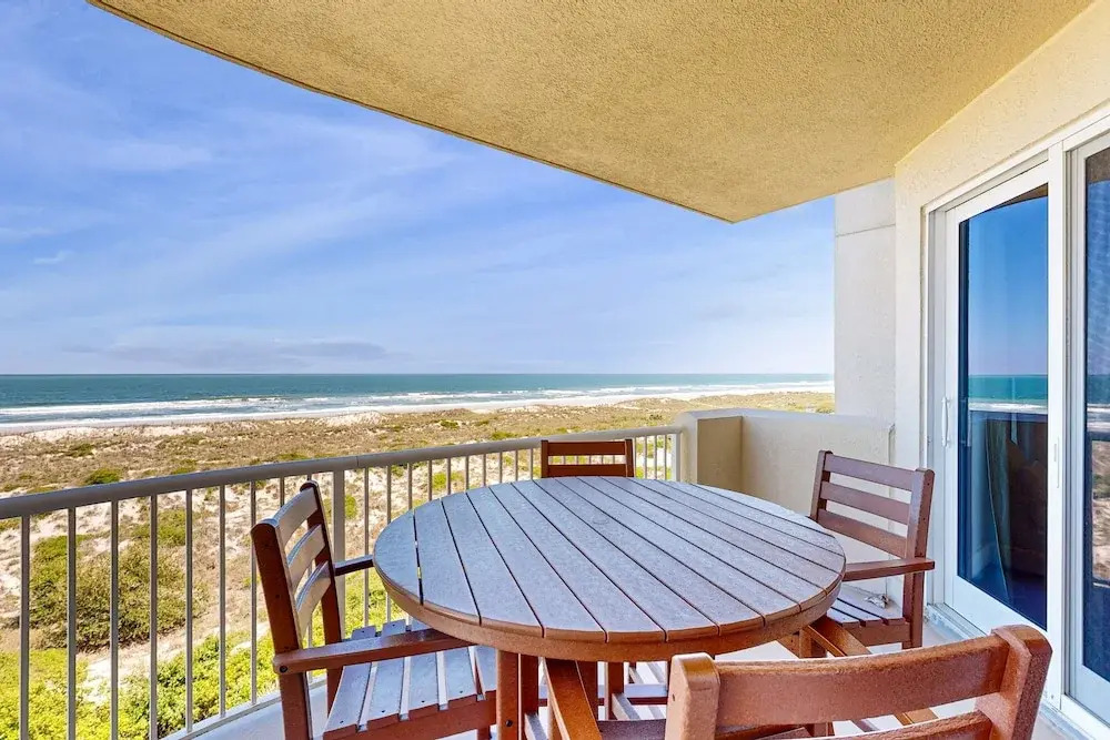 Oceanfront Condo With Great Ocean View, Balcony, Fast Wifi & 2 Shared Pools