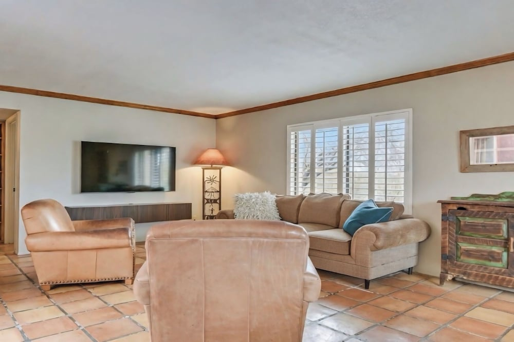 Peaceful Cave Creek Retreat: Walk to Town & Trails