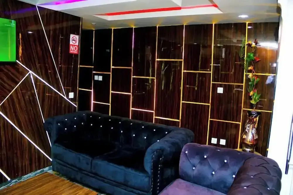 Dekings Luxury And Suites