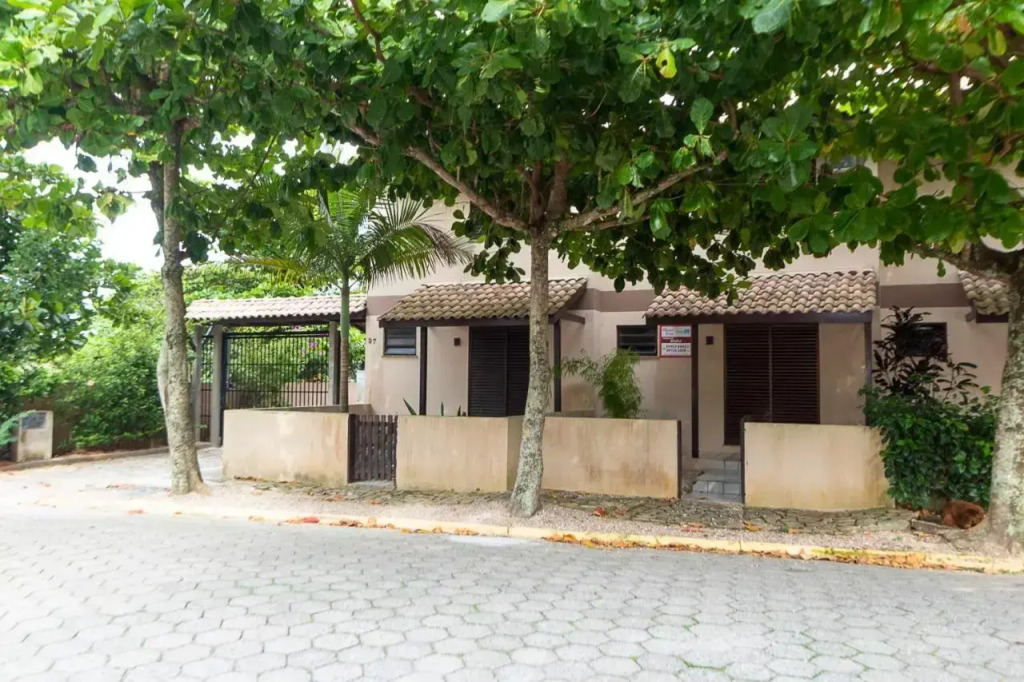 Sobrado A 100 Metros Da Praia De Morrinhos