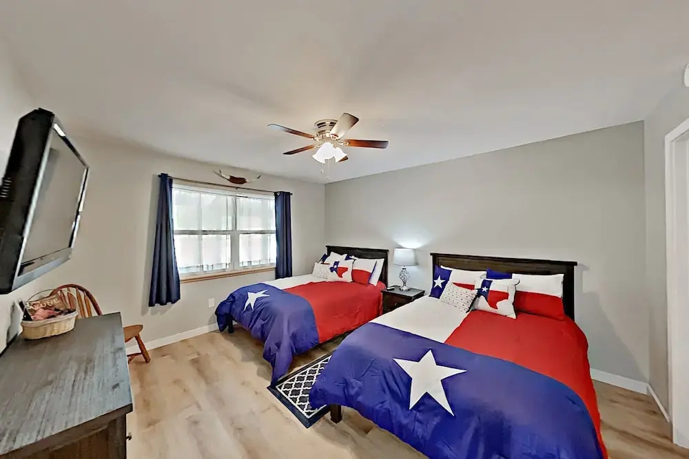 Lakefront Horseshoe Bay Hideaway W/ Pool & Docks 3 Bedroom Condo