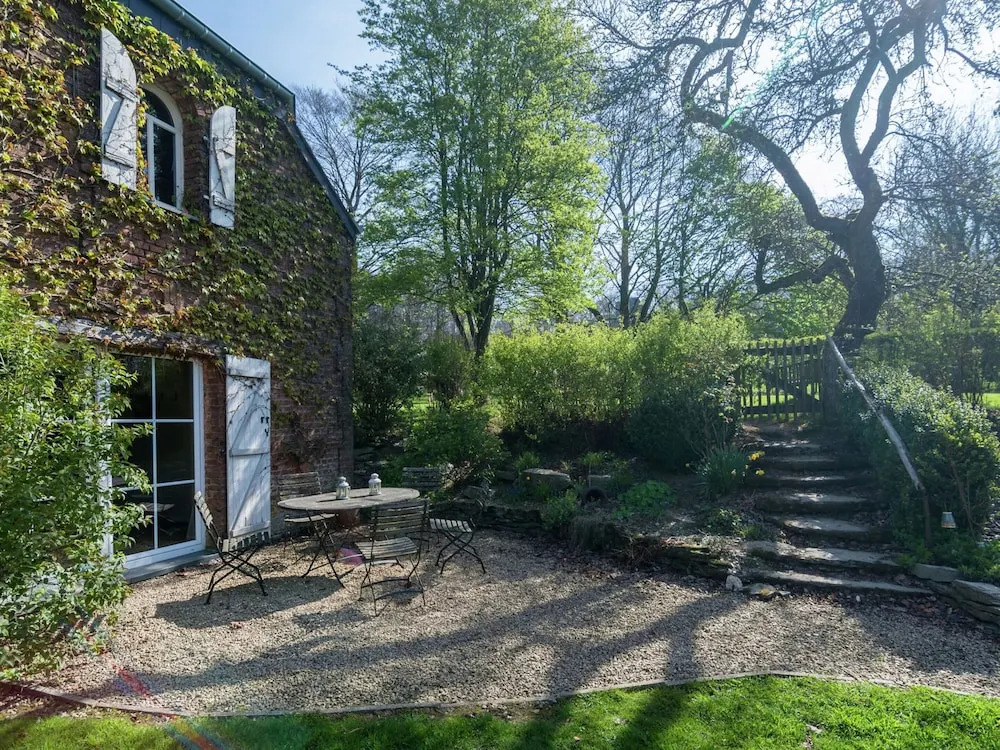 Bièvre Forest-Edge Retreat
