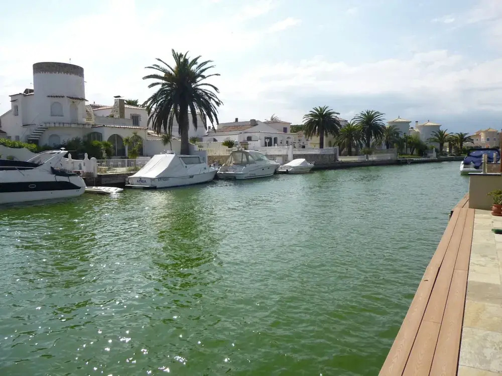4 bedroom villa with pool in the channel of Empuriabrava
